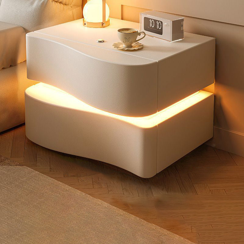 Table de chevet contemporaine en cuir de Napa créatif avec bois massif, métal, carré incurvé avec 2 tiroirs pour chambre 