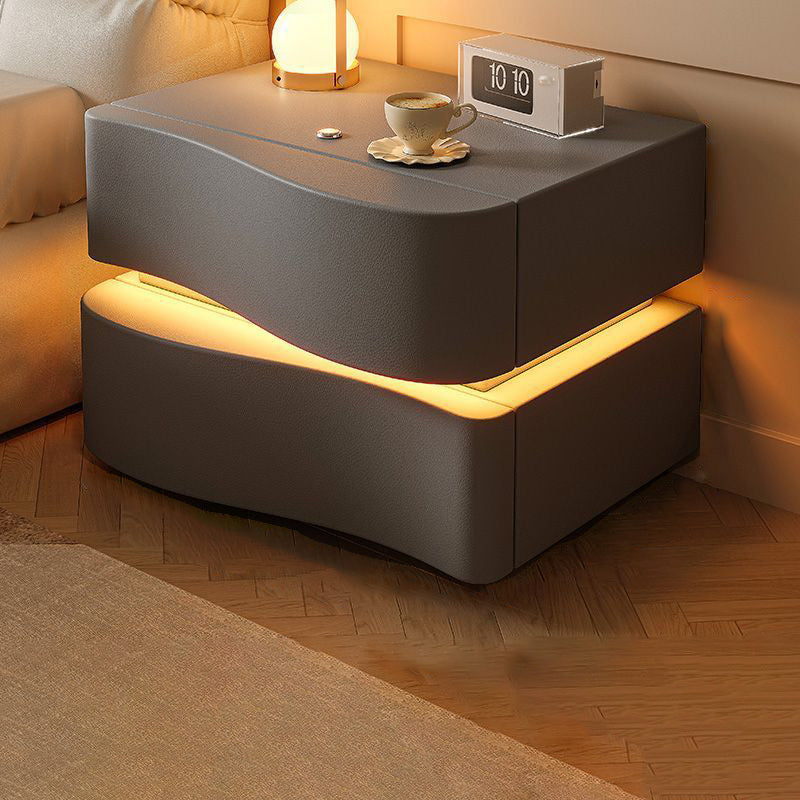 Table de chevet contemporaine en cuir de Napa créatif avec bois massif, métal, carré incurvé avec 2 tiroirs pour chambre 
