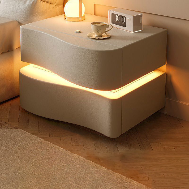 Table de chevet contemporaine en cuir de Napa créatif avec bois massif, métal, carré incurvé avec 2 tiroirs pour chambre 