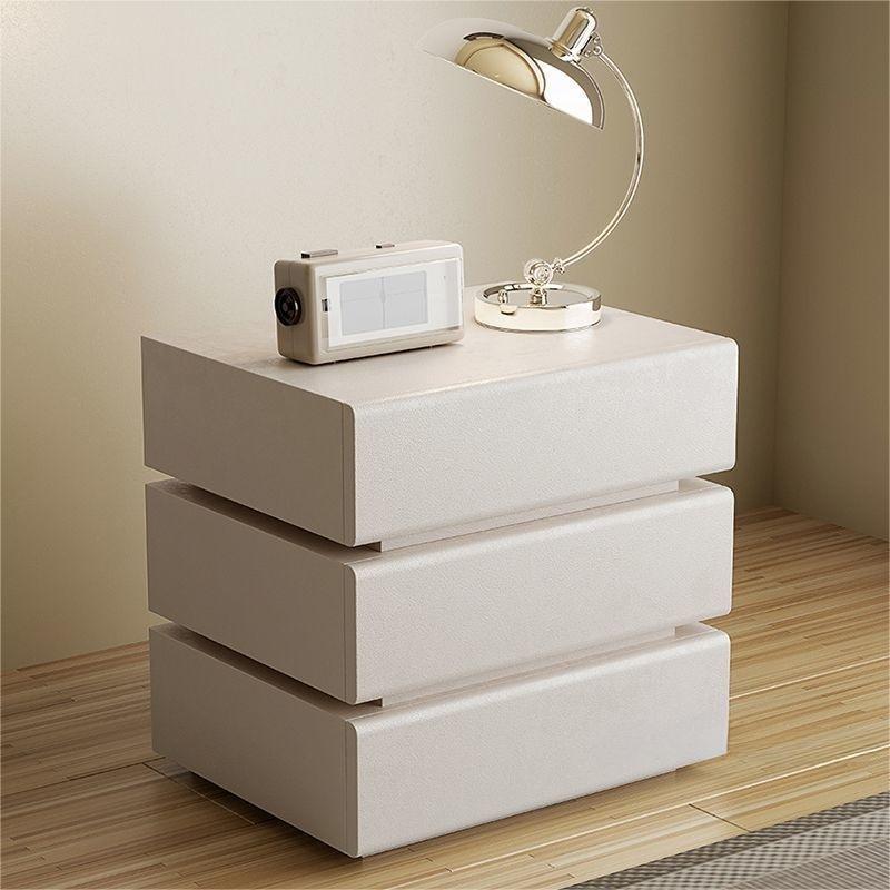 Table de chevet rectangulaire en bois massif scandinave contemporain avec cuir microfibre et métal, avec 2/3 tiroirs pour chambre 