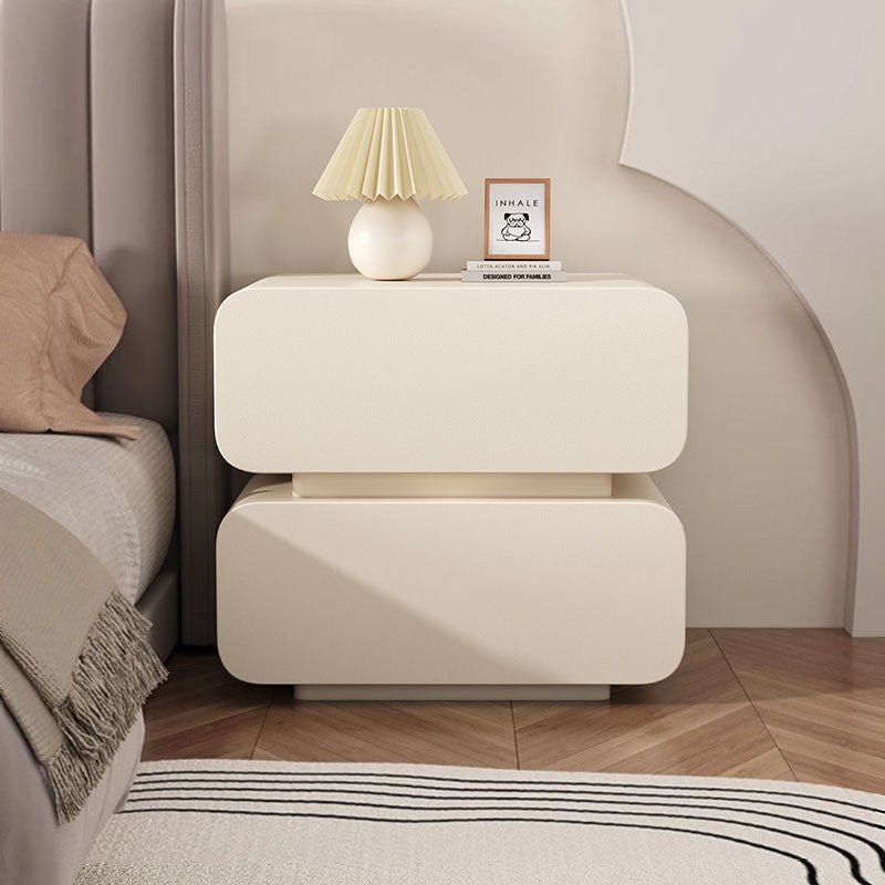 Moderner minimalistischer Nachttisch aus Kunstleder und massivem Holz mit abgerundeten Ecken und 2 Schubladen für das Schlafzimmer 