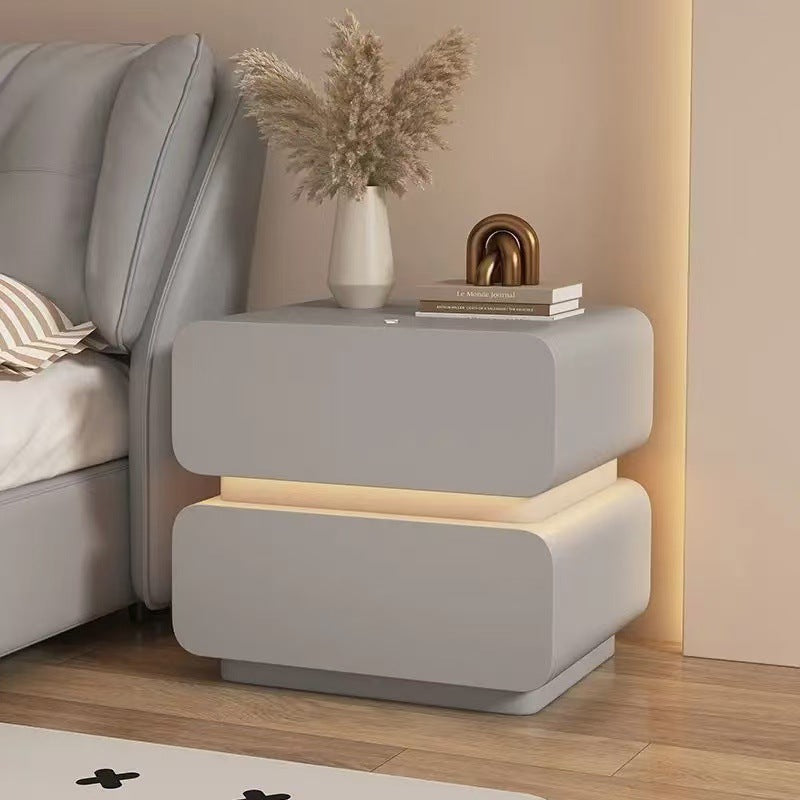 Moderner minimalistischer Nachttisch aus Kunstleder und massivem Holz mit abgerundeten Ecken und 2 Schubladen für das Schlafzimmer 
