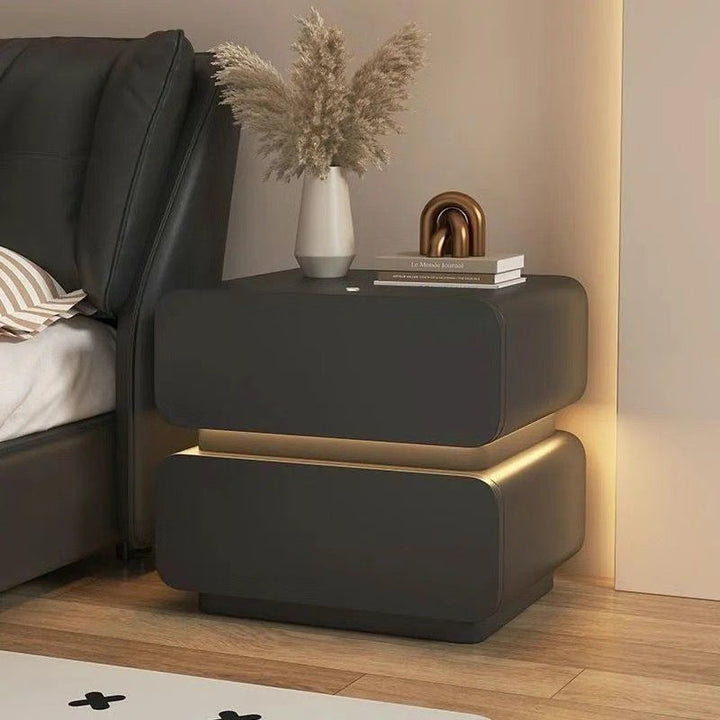 Moderner minimalistischer Nachttisch aus Kunstleder und massivem Holz mit abgerundeten Ecken und 2 Schubladen für das Schlafzimmer 