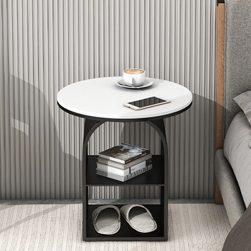 Zeitgenössischer nordischer Kohlenstoffstahl gesinterter Stein Rundbogen-Endtisch 3-stufig für Wohnzimmer 