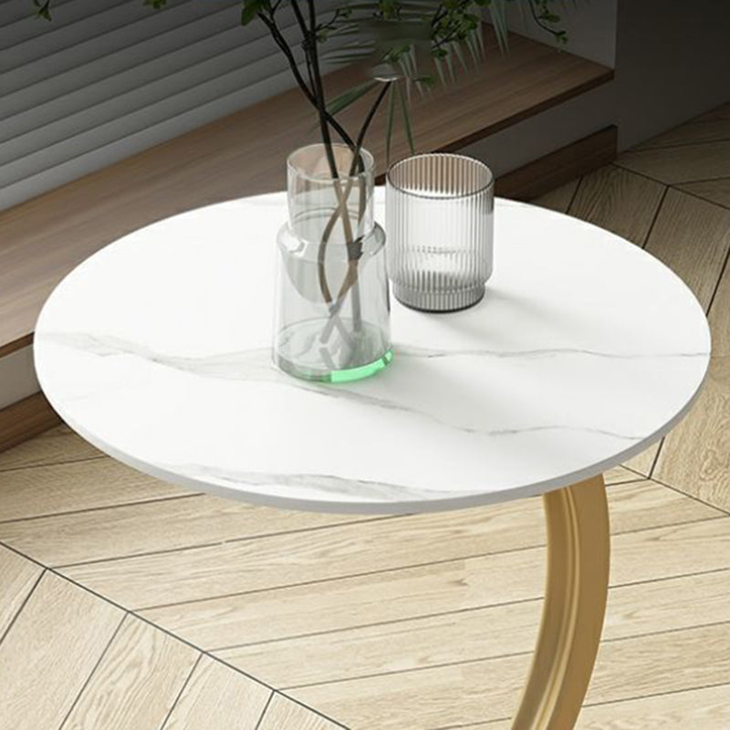 Zeitgenössischer kreativer Tisch aus Holzwerkstoff mit Kohlenstoffstahl, runder gebogener Beistelltisch 1-stufig für Wohnzimmer 