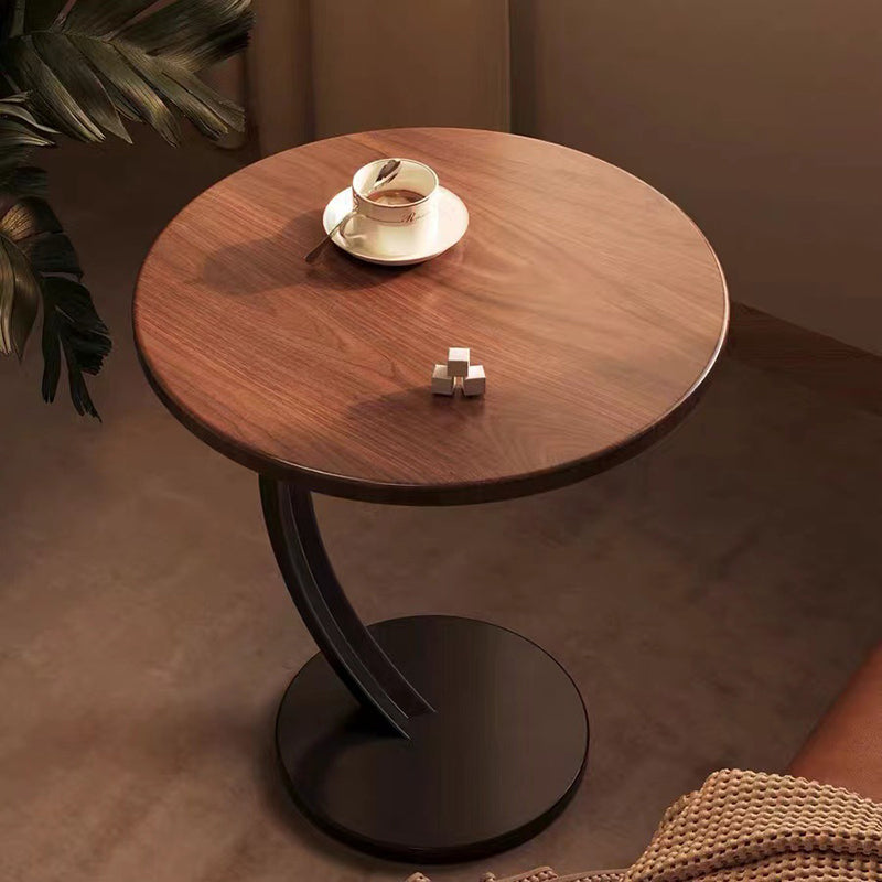 Zeitgenössischer kreativer Tisch aus Holzwerkstoff mit Kohlenstoffstahl, runder gebogener Beistelltisch 1-stufig für Wohnzimmer 
