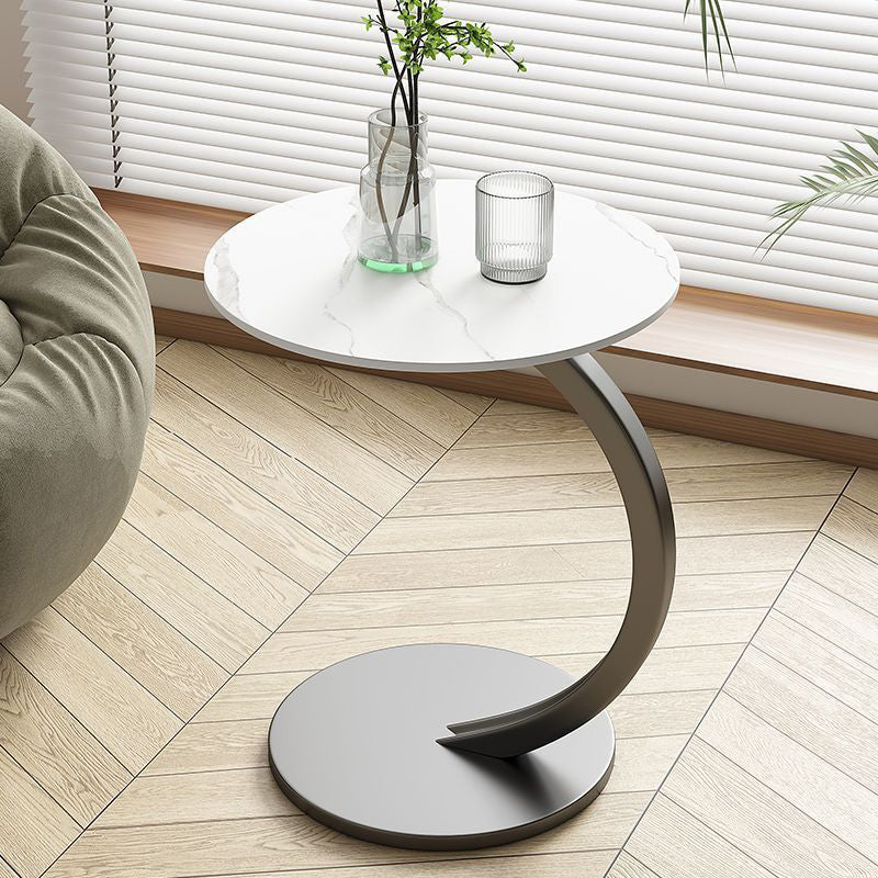 Zeitgenössischer kreativer Tisch aus Holzwerkstoff mit Kohlenstoffstahl, runder gebogener Beistelltisch 1-stufig für Wohnzimmer 
