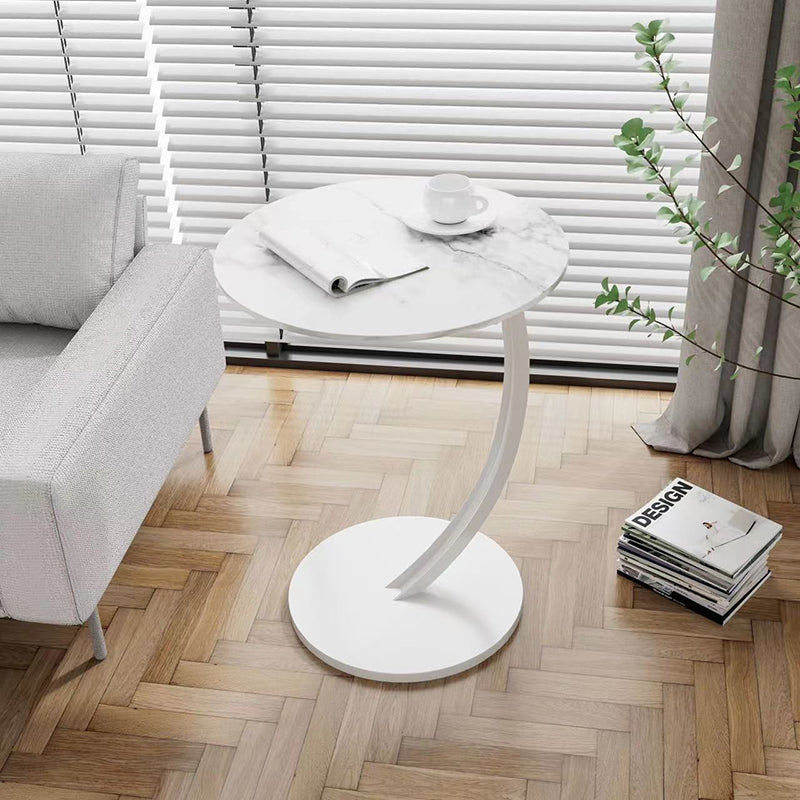 Zeitgenössischer kreativer Tisch aus Holzwerkstoff mit Kohlenstoffstahl, runder gebogener Beistelltisch 1-stufig für Wohnzimmer 