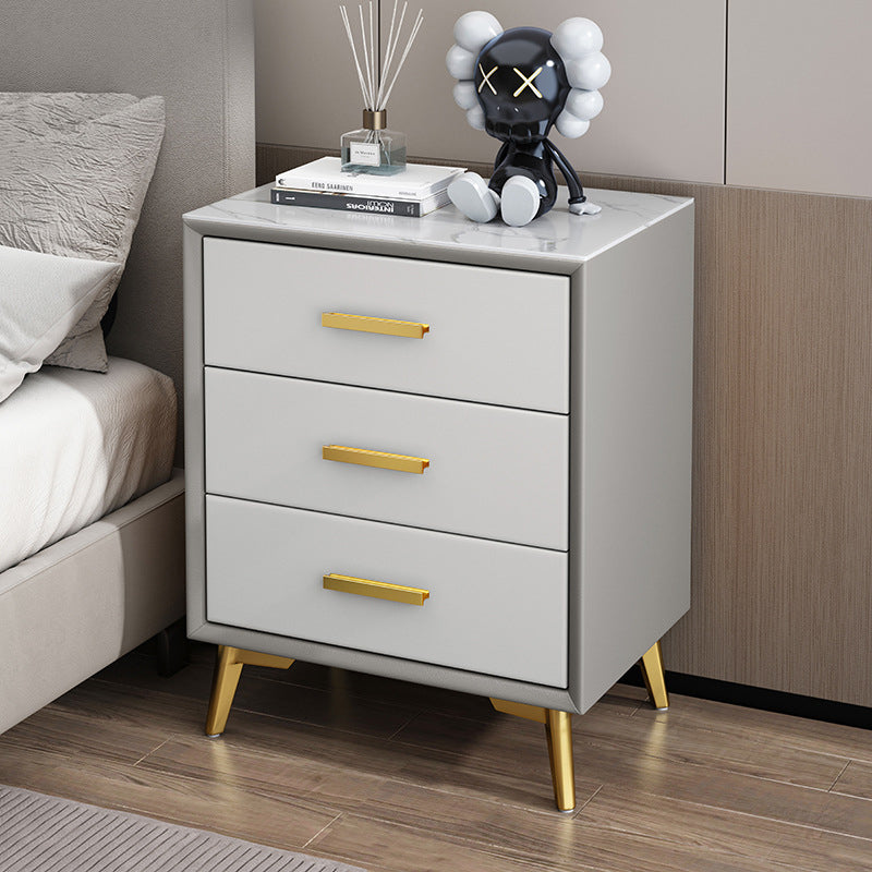 Moderner Luxus Mikrofaserleder Massivholz Gesinterter Stein Kohlenstoffstahl Rechteckiger Nachttisch mit 3 Schubladen für das Schlafzimmer 