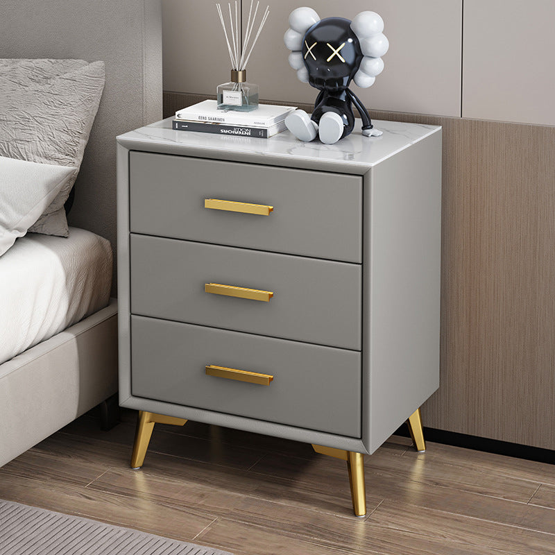 Moderner Luxus Mikrofaserleder Massivholz Gesinterter Stein Kohlenstoffstahl Rechteckiger Nachttisch mit 3 Schubladen für das Schlafzimmer 