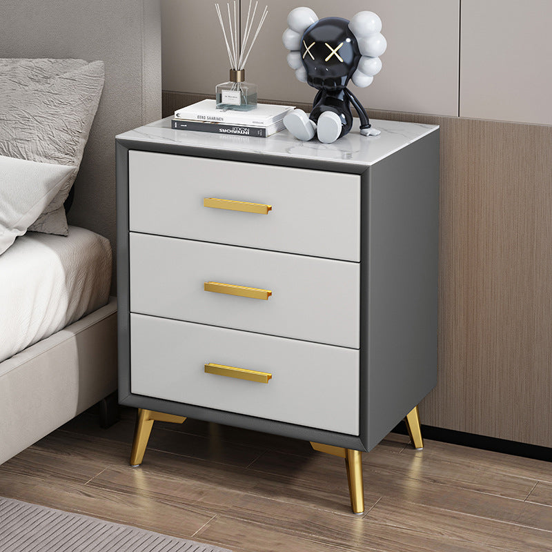 Moderner Luxus Mikrofaserleder Massivholz Gesinterter Stein Kohlenstoffstahl Rechteckiger Nachttisch mit 3 Schubladen für das Schlafzimmer 