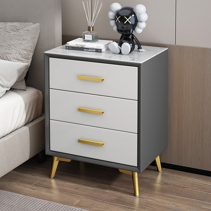 Moderner Luxus Mikrofaserleder Massivholz Gesinterter Stein Kohlenstoffstahl Rechteckiger Nachttisch mit 3 Schubladen für das Schlafzimmer 