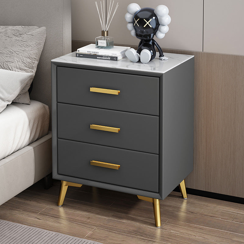 Moderner Luxus Mikrofaserleder Massivholz Gesinterter Stein Kohlenstoffstahl Rechteckiger Nachttisch mit 3 Schubladen für das Schlafzimmer 