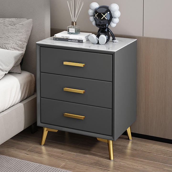 Moderner Luxus Mikrofaserleder Massivholz Gesinterter Stein Kohlenstoffstahl Rechteckiger Nachttisch mit 3 Schubladen für das Schlafzimmer 