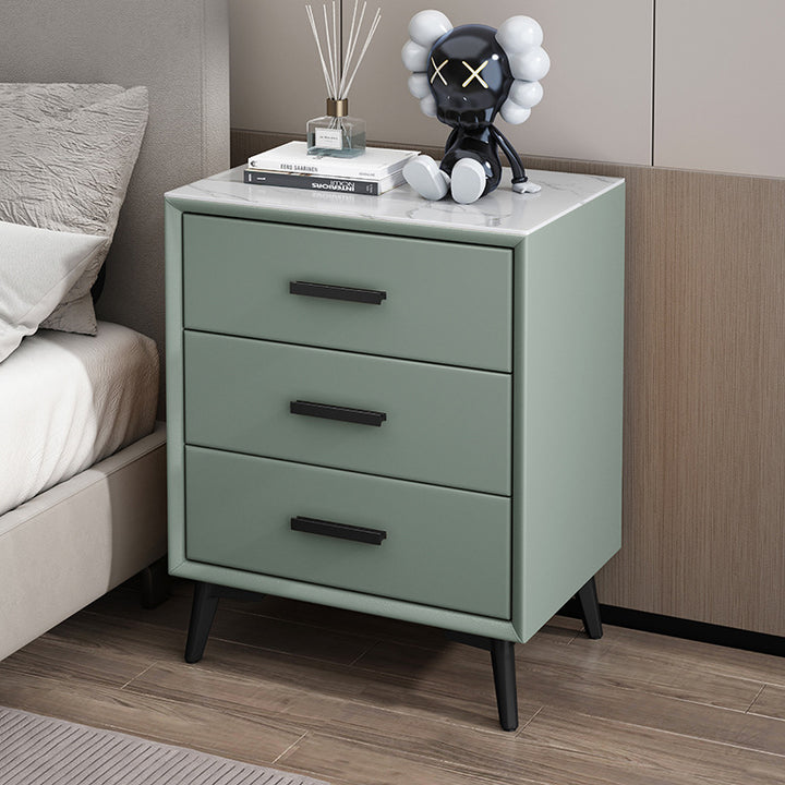 Moderner Luxus Mikrofaserleder Massivholz Gesinterter Stein Kohlenstoffstahl Rechteckiger Nachttisch mit 3 Schubladen für das Schlafzimmer 