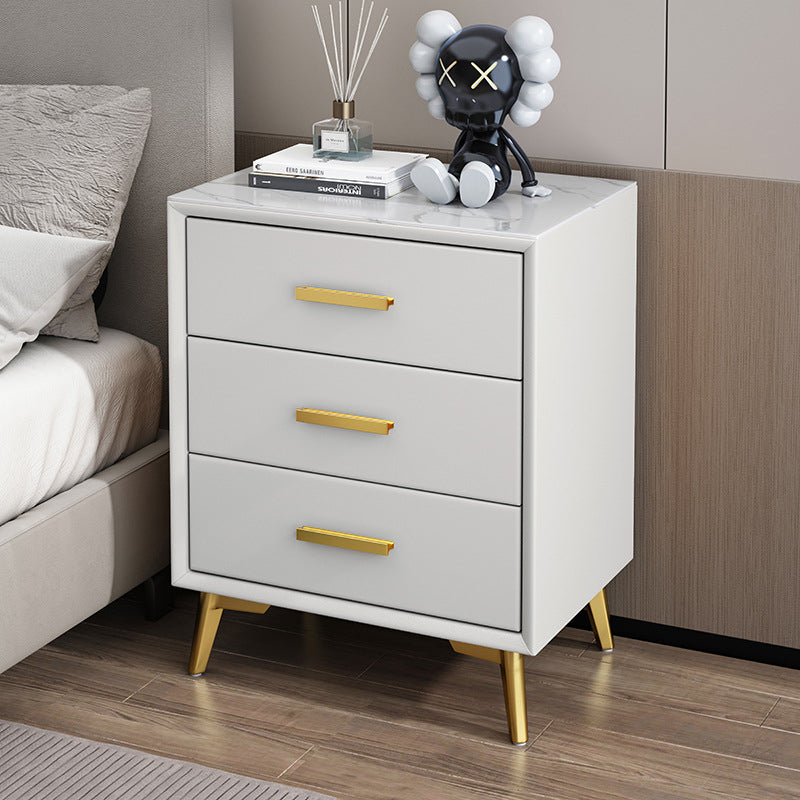 Moderner Luxus Mikrofaserleder Massivholz Gesinterter Stein Kohlenstoffstahl Rechteckiger Nachttisch mit 3 Schubladen für das Schlafzimmer 