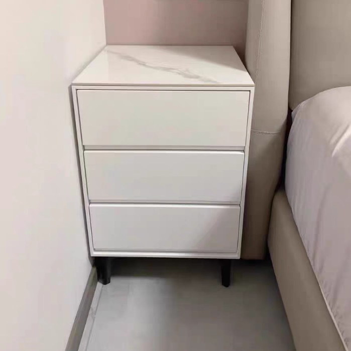 Moderner luxuriöser rechteckiger Nachttisch aus Sperrholz, Sinterstein und Karbonstahl mit 3 Schubladen für das Schlafzimmer 