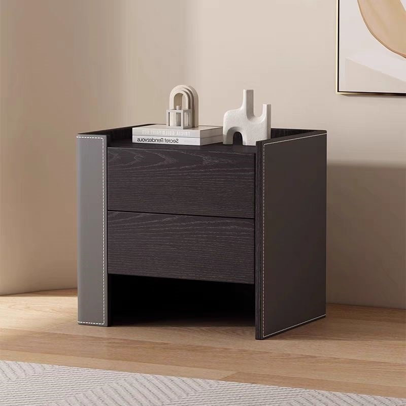 Zeitgenössischer kreativer Nachttisch aus Massivholz mit Sattelleder, quadratisch abgerundet, mit 2 Schubladen für das Schlafzimmer 