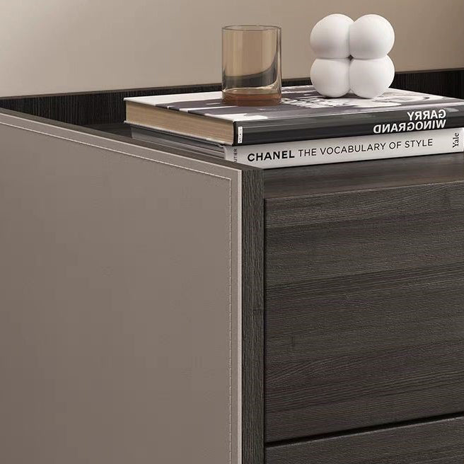 Zeitgenössischer kreativer Nachttisch aus Massivholz mit Sattelleder, quadratisch abgerundet, mit 2 Schubladen für das Schlafzimmer 