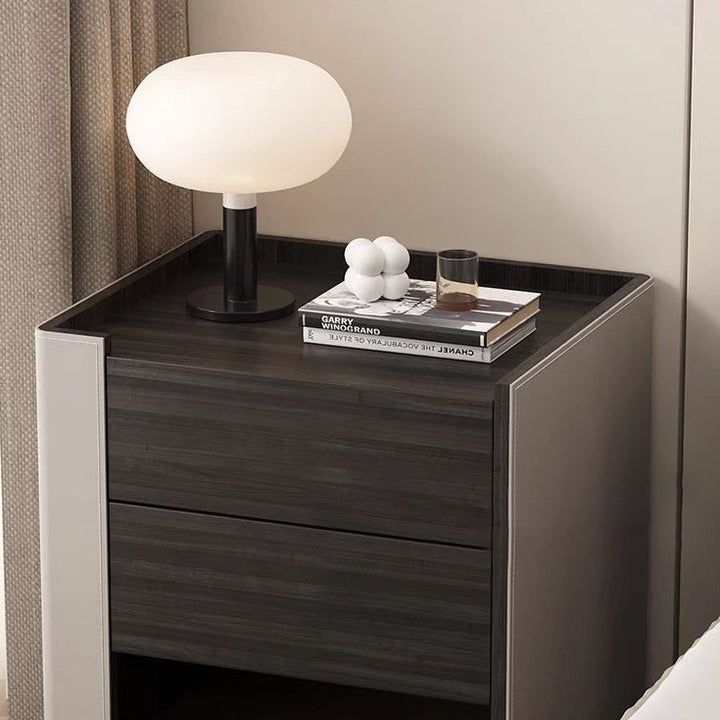 Zeitgenössischer kreativer Nachttisch aus Massivholz mit Sattelleder, quadratisch abgerundet, mit 2 Schubladen für das Schlafzimmer 
