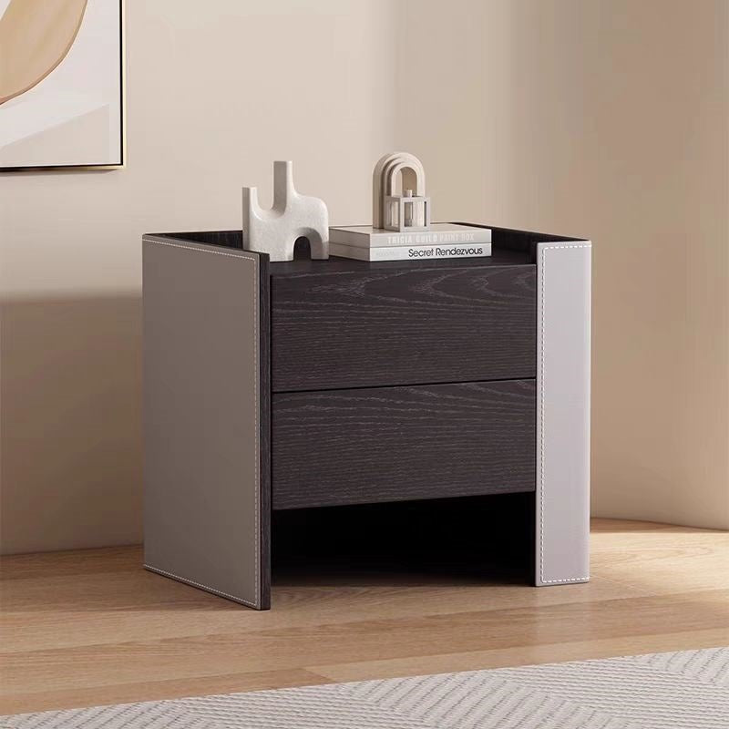 Zeitgenössischer kreativer Nachttisch aus Massivholz mit Sattelleder, quadratisch abgerundet, mit 2 Schubladen für das Schlafzimmer 