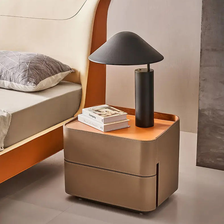 Moderner Luxus-Nachttisch aus Sattelleder mit massivem Holz und abgerundeten Ecken, mit 2 Schubladen für das Schlafzimmer 