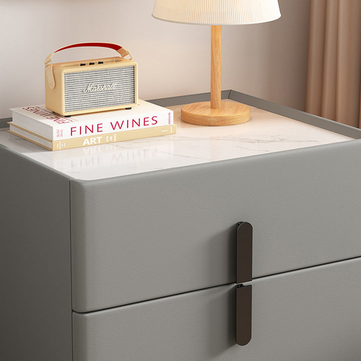 Table de chevet carré arrondi en pin, acier au carbone, cuir en microfibre, pierre frittée scandinave contemporaine à 2 tiroirs pour chambre 