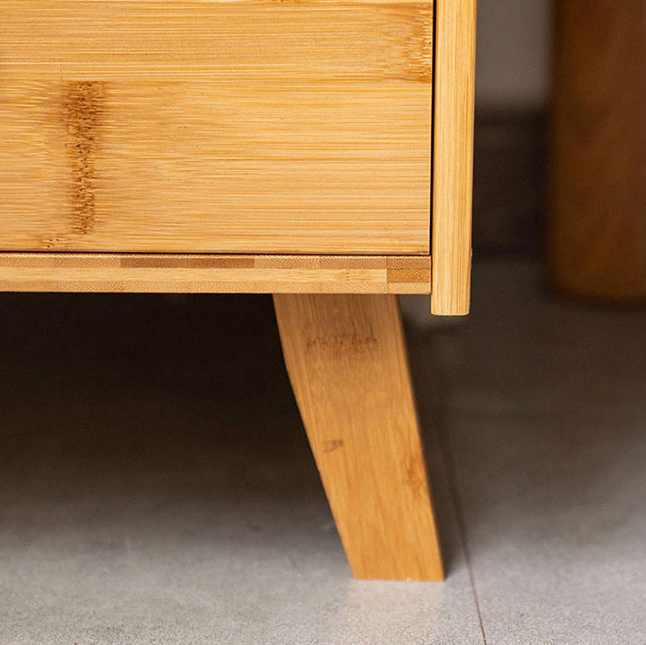 Traditioneller chinesischer Nachttisch aus Bambus und massivem Holz mit quadratischer, geschwungener Form und 2 Schubladen für das Schlafzimmer 