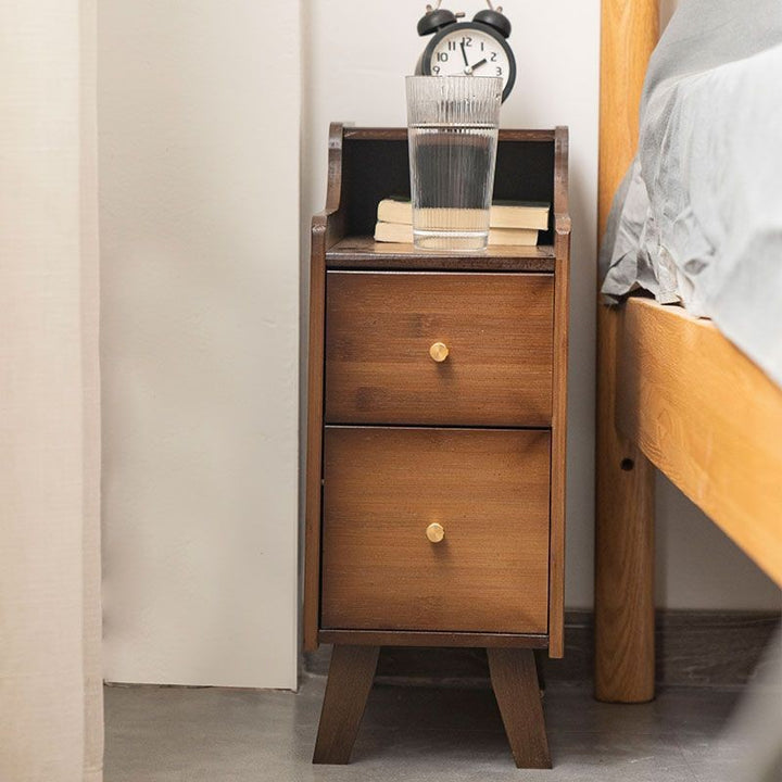 Traditioneller chinesischer Nachttisch aus Bambus und massivem Holz mit quadratischer, geschwungener Form und 2 Schubladen für das Schlafzimmer 