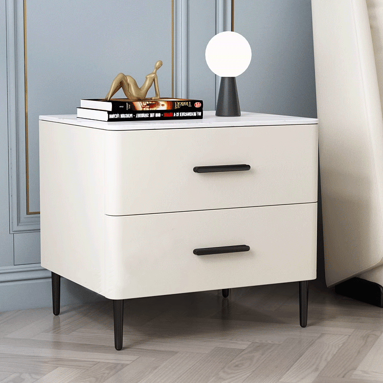 Table de chevet contemporaine scandinave en pierre frittée, bois massif, cuir microfibre et fer, de forme carrée arrondie cylindrique, avec 2 tiroirs pour la chambre 