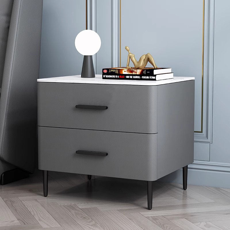 Table de chevet contemporaine scandinave en pierre frittée, bois massif, cuir microfibre et fer, de forme carrée arrondie cylindrique, avec 2 tiroirs pour la chambre 
