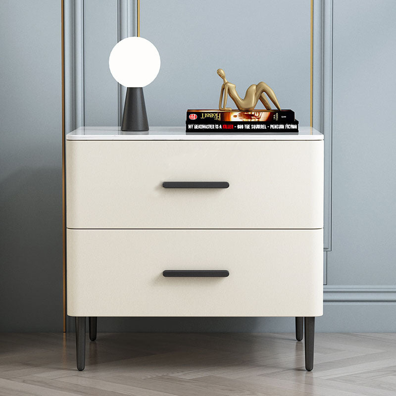 Table de chevet contemporaine scandinave en pierre frittée, bois massif, cuir microfibre et fer, de forme carrée arrondie cylindrique, avec 2 tiroirs pour la chambre 