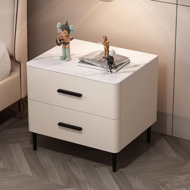 Table de chevet contemporaine scandinave en pierre frittée, bois massif, cuir microfibre et fer, de forme carrée arrondie cylindrique, avec 2 tiroirs pour la chambre 