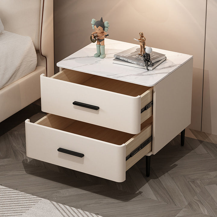 Table de chevet contemporaine scandinave en pierre frittée, bois massif, cuir microfibre et fer, de forme carrée arrondie cylindrique, avec 2 tiroirs pour la chambre 