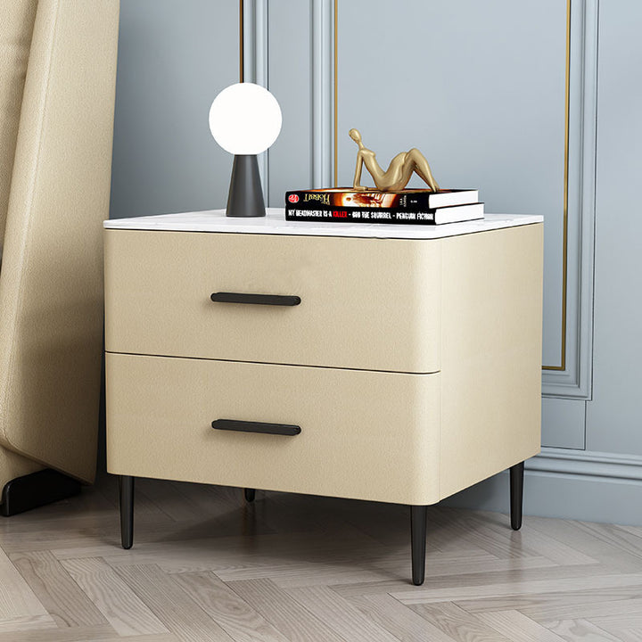 Table de chevet contemporaine scandinave en pierre frittée, bois massif, cuir microfibre et fer, de forme carrée arrondie cylindrique, avec 2 tiroirs pour la chambre 