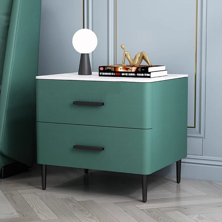 Table de chevet contemporaine scandinave en pierre frittée, bois massif, cuir microfibre et fer, de forme carrée arrondie cylindrique, avec 2 tiroirs pour la chambre 