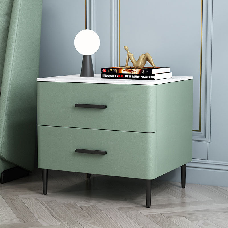 Table de chevet contemporaine scandinave en pierre frittée, bois massif, cuir microfibre et fer, de forme carrée arrondie cylindrique, avec 2 tiroirs pour la chambre 