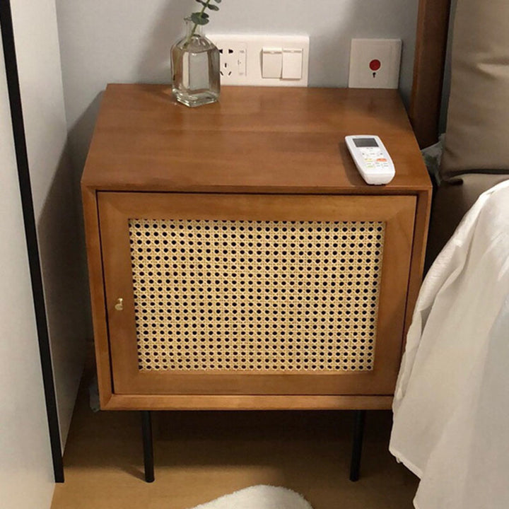 Traditioneller chinesischer Nachttisch aus massivem Holz und Rattan mit quadratischem Zylinder und 1 Aufbewahrung für das Schlafzimmer 