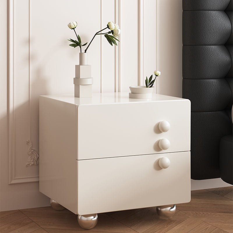 Traditioneller französischer Holzpaneel-Nachttisch aus Massivholz mit Edelstahlkugel-förmigem quadratischem Design und 2 Schubladen für das Schlafzimmer 