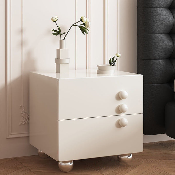 Traditioneller französischer Holzpaneel-Nachttisch aus Massivholz mit Edelstahlkugel-förmigem quadratischem Design und 2 Schubladen für das Schlafzimmer 
