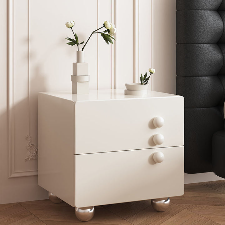 Traditioneller französischer Holzpaneel-Nachttisch aus Massivholz mit Edelstahlkugel-förmigem quadratischem Design und 2 Schubladen für das Schlafzimmer 