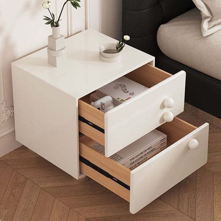 Traditioneller französischer Holzpaneel-Nachttisch aus Massivholz mit Edelstahlkugel-förmigem quadratischem Design und 2 Schubladen für das Schlafzimmer 