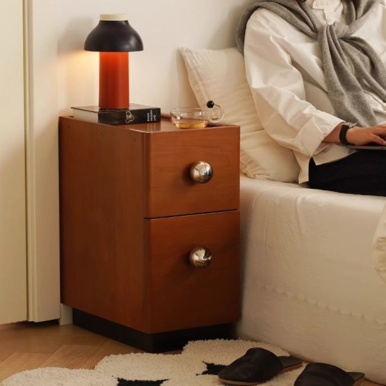 Traditioneller rechteckiger Vintage-Nachttisch aus Kiefernholz und Edelstahl mit Kugeldetail, 2 Ebenen, für das Schlafzimmer 