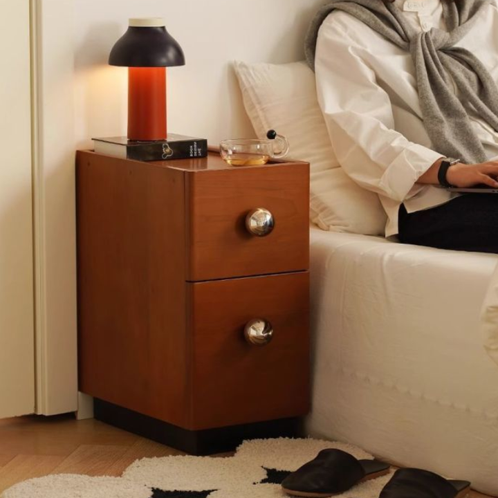 Traditioneller rechteckiger Vintage-Nachttisch aus Kiefernholz und Edelstahl mit Kugeldetail, 2 Ebenen, für das Schlafzimmer 