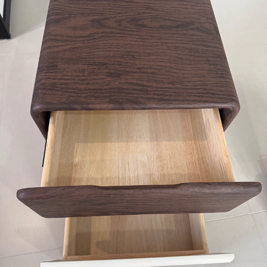 Traditioneller chinesischer Mikrofaserleder Nachttisch aus Massivholz mit abgerundeter ovaler quadratischer Form und 2 Schubladen für das Schlafzimmer 