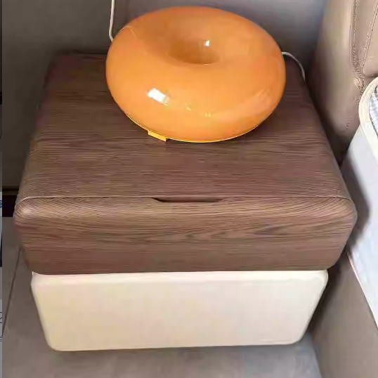 Traditioneller chinesischer Mikrofaserleder Nachttisch aus Massivholz mit abgerundeter ovaler quadratischer Form und 2 Schubladen für das Schlafzimmer 