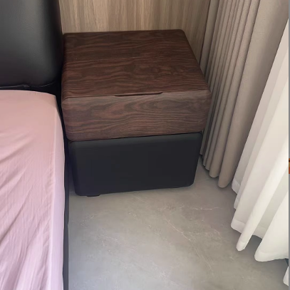Traditioneller chinesischer Mikrofaserleder Nachttisch aus Massivholz mit abgerundeter ovaler quadratischer Form und 2 Schubladen für das Schlafzimmer 