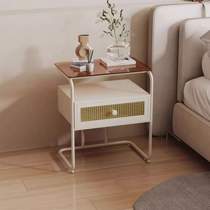 Zeitgenössischer kreativer Nachttisch aus gehärtetem Glas, Eisen und synthetischem Rattan, abgerundetes Quadrat, 2-stufig, für das Schlafzimmer 