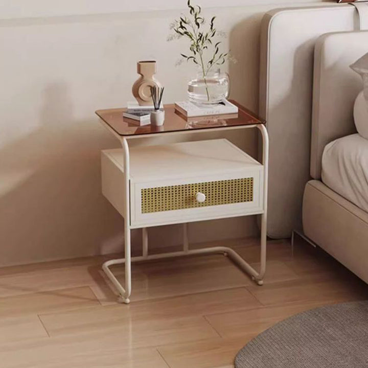 Zeitgenössischer kreativer Nachttisch aus gehärtetem Glas, Eisen und synthetischem Rattan, abgerundetes Quadrat, 2-stufig, für das Schlafzimmer 