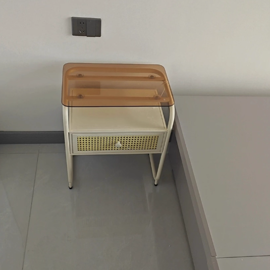 Zeitgenössischer kreativer Nachttisch aus gehärtetem Glas, Eisen und synthetischem Rattan, abgerundetes Quadrat, 2-stufig, für das Schlafzimmer 